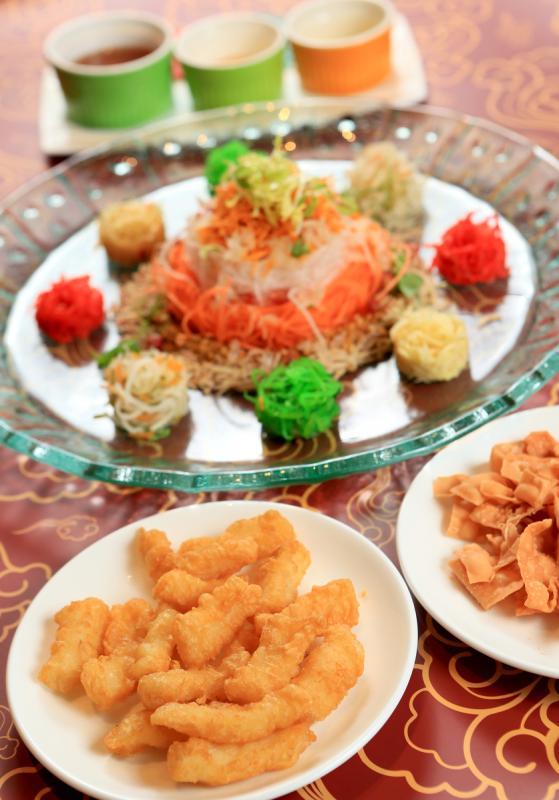 李白餐馆的黃金鲈魚魚生。（龙国雄摄影）