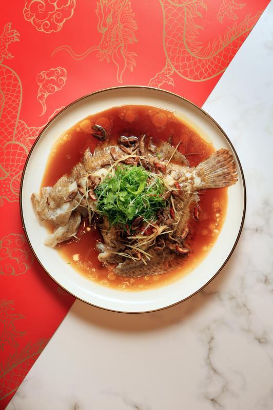 翡翠皇宫酒家的牛肝菌姜丝蒸法国多宝鱼。（龙国雄摄影）