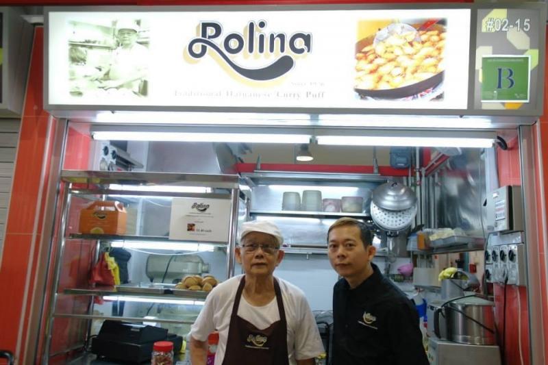 覃懋琳(右)跟父亲覃业栋在摊位一起并肩作战的日子。(受访者提供)