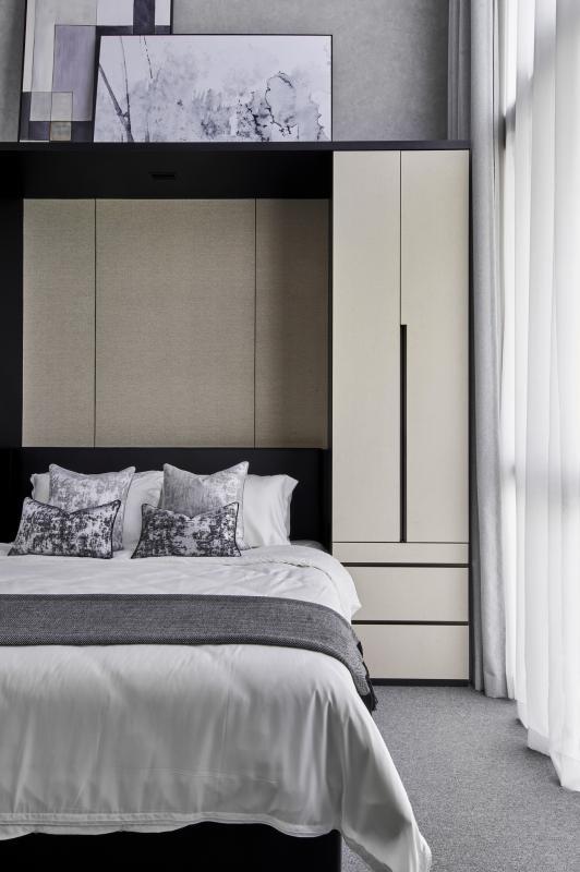 全地毯的卧房像是小型酒店的舒适客房。