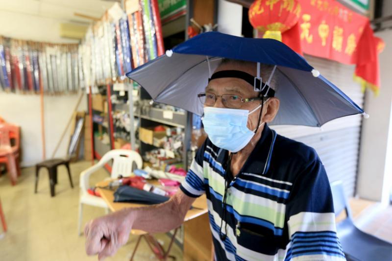 黄细弟对于各式伞具了如指掌,解说功能之余还亲自示范使用方法。