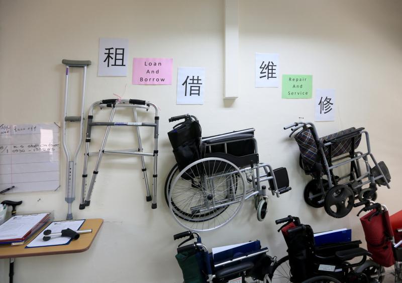 轻安村为有需要的人士提供免费拐杖、助行器和轮椅,同时包办维修。