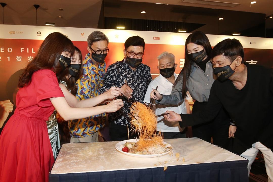 《沉默的年代》团队示范如何“沉默的捞起”。（陈渊庄摄）