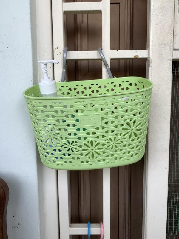 洁手液摆在家门外,是非常有效的视觉提醒,方便访客在踏入家门前给双手消毒。(陈映蓁摄)