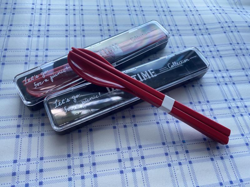 到亲友家拜访,不妨自备餐具,既环保又卫生。(孙慧纹摄)