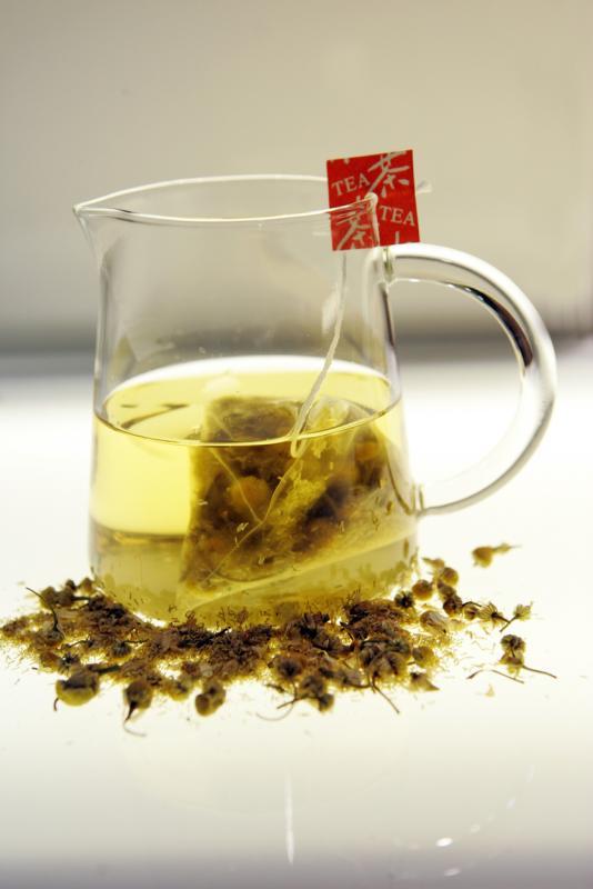 适量喝些洋甘菊茶或薄荷茶,有助于消食健脾。(档案照)