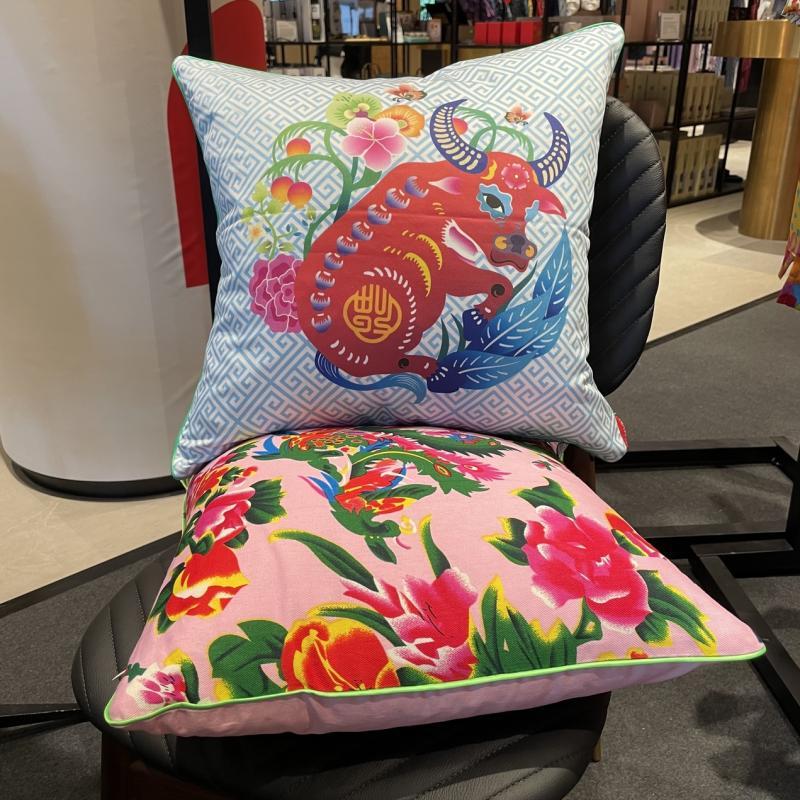 杨德荣的Sayang Sayang枕头套乡气扑眼,牛气冲天。(林方伟摄)