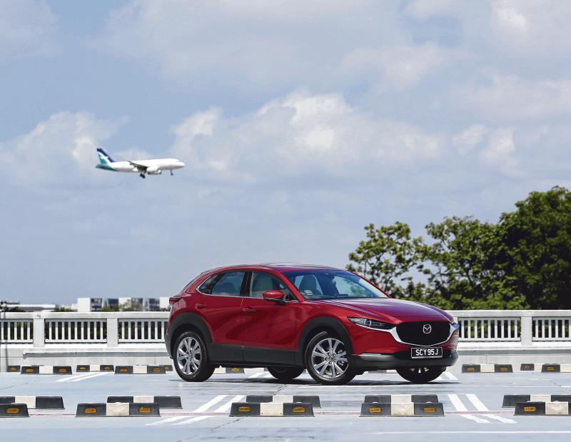 马自达豪华版跨界运动休旅车CX-30采用吸睛的“魂晶红”。（档案照）