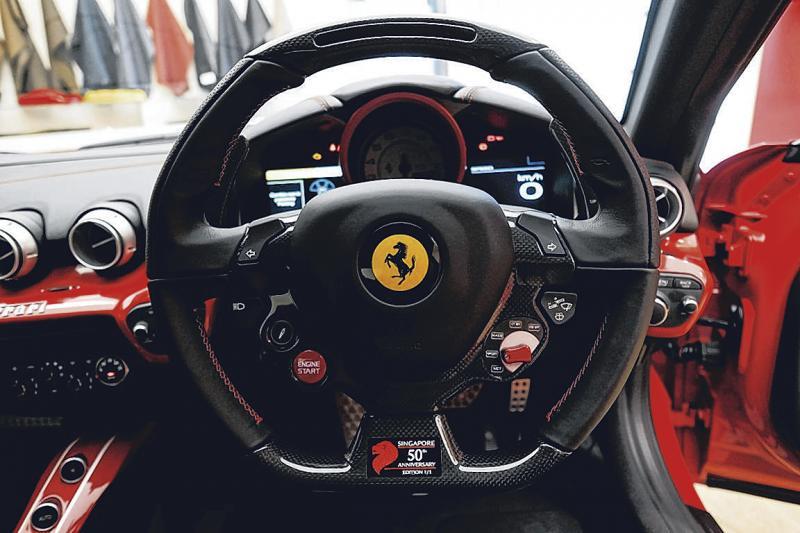 F12 Berlinetta的方向盘写有新加坡建国50周年字样。