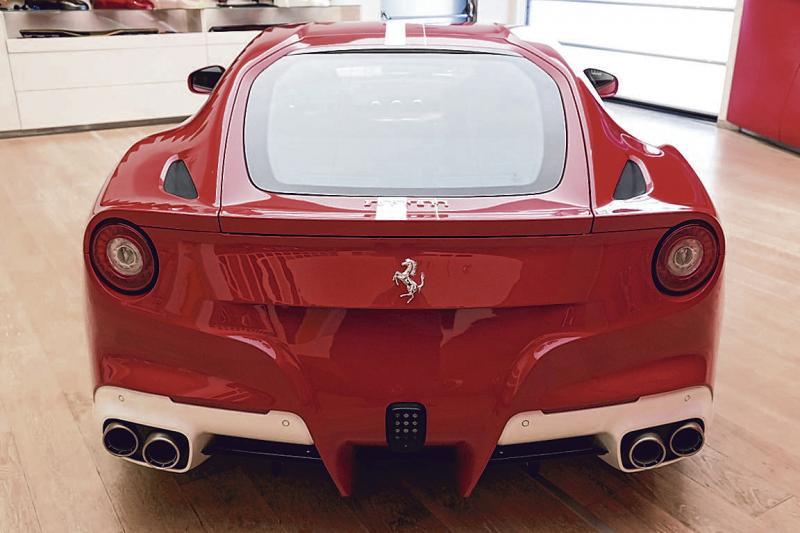 F12 Berlinetta披上与新加坡国旗相似的红白双色。