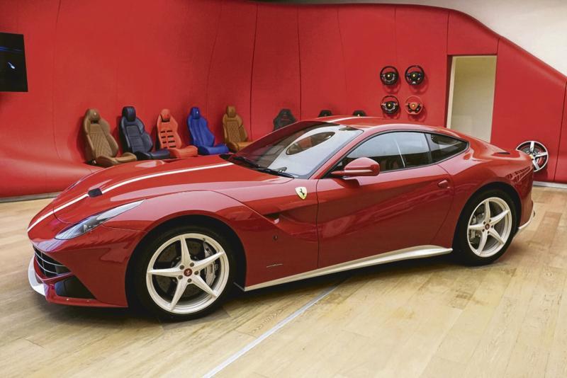 法拉利在2015年特地为欢庆新加坡建国50周年设计的法拉利红版F12 Berlinetta。