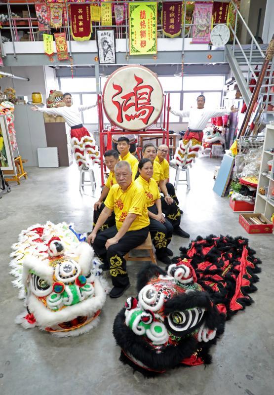 鸿杰体育会的资深舞狮师傅陈文山(后排左起顺时钟)、陈南利、韦邦运、余思文、陈莲清、蔡来福、陈文财、李祖华。(林国明摄)