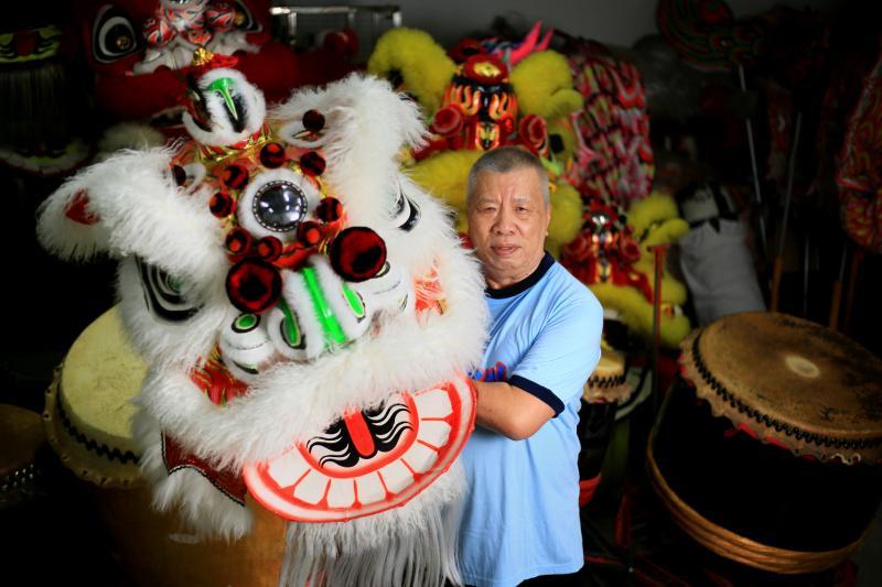 71岁的蔡来福专长舞狮头,当年单是学舞狮头就学了一年半。(龙国雄摄)