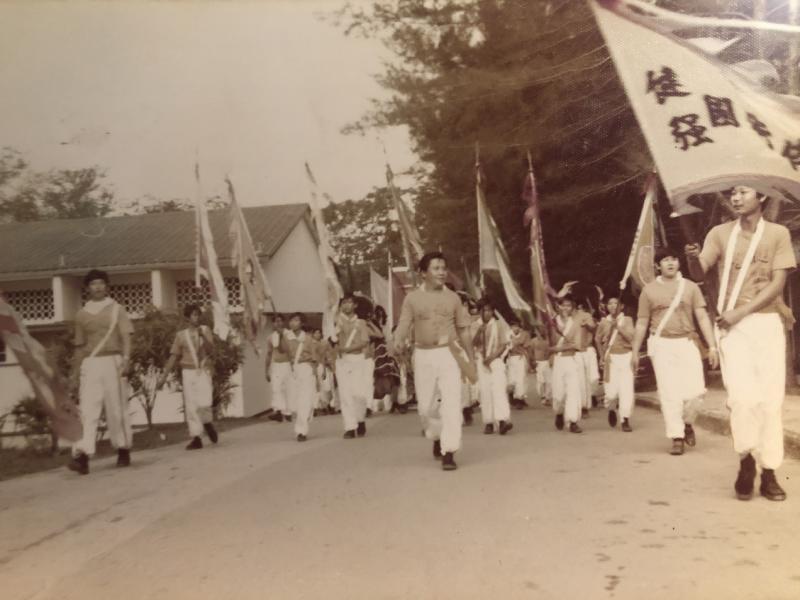 健强国术体育会早年的醒狮表演,声势浩大。(受访者提供)