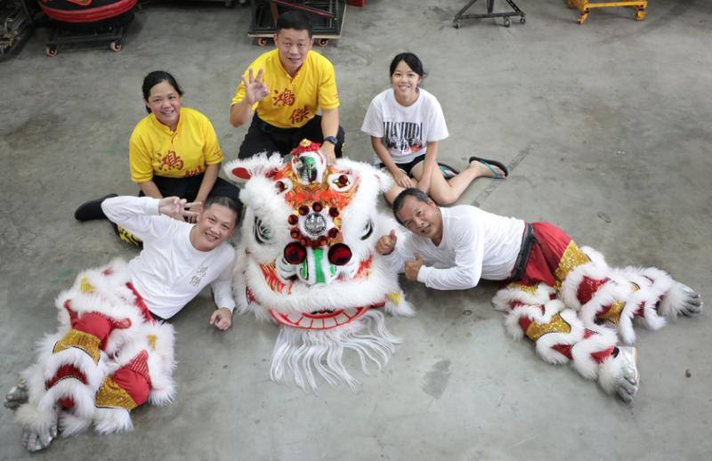 一家两代舞狮高手陈文山(前左顺时钟)、陈莲清、陈文财、陈欣励及李南利。(林国明摄)