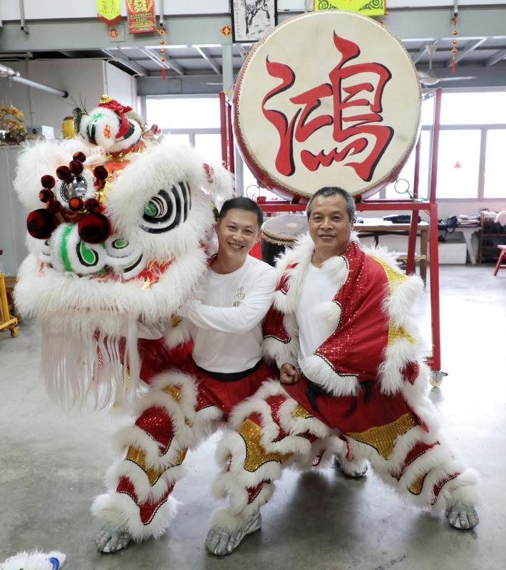 李南利(右)和陈文山(左)一同舞狮几十年,默契十足。(林国明摄)