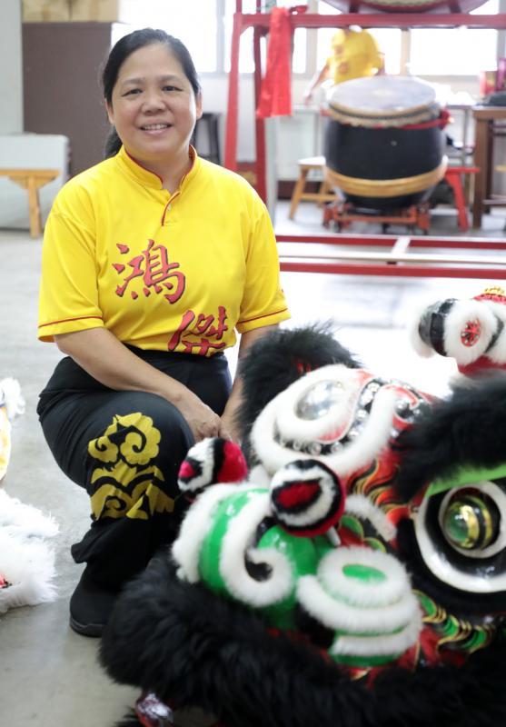 陈莲清在醒狮队中担任鼓乐手,也制作龙狮。(林国明摄)