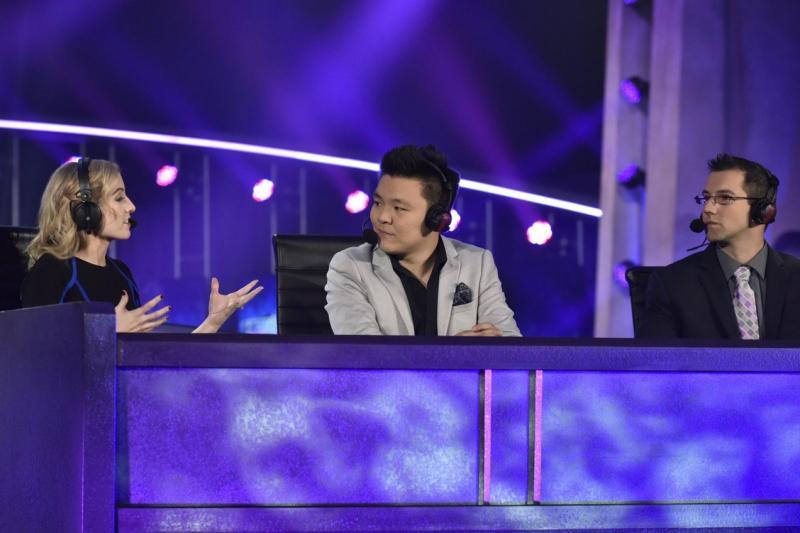 苏峻锋（左二）在美国举行的暴雪游戏联赛上与世界顶尖游戏比赛评审共享解说台。（苏峻锋提供）