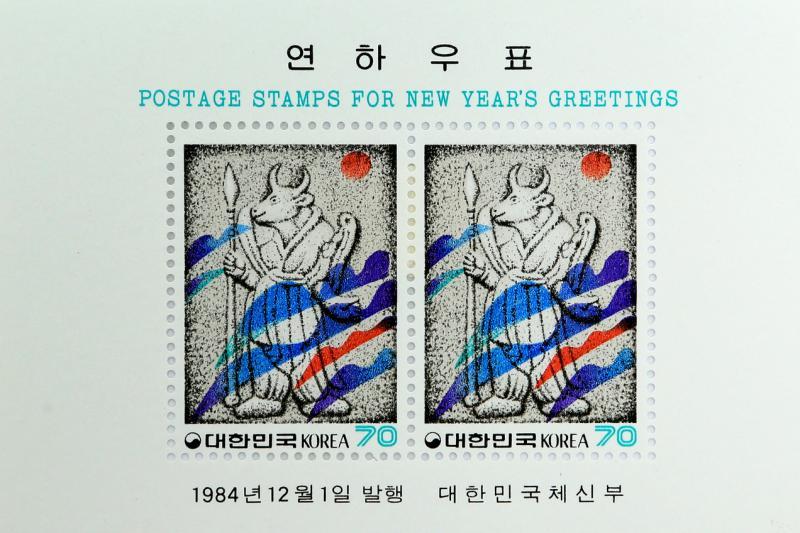 韩国1984年的牛票以石雕上的女神为造型,独树一格。(龙国雄摄)