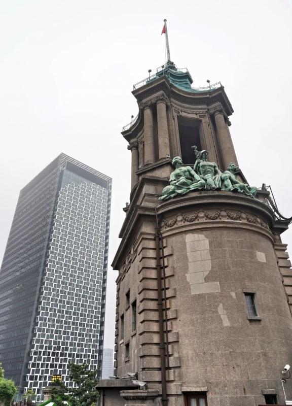 上海外滩邮政大楼雕像群出自雕刻名家威廉·伟克司达夫之手。