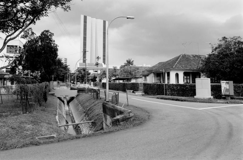 我国已故建筑师李急麟（Lee Kip Lin）摄于1992年，林肯路2号洋房。35号洋房的照片至今尚未找到。（国家图书馆PictureSG网）