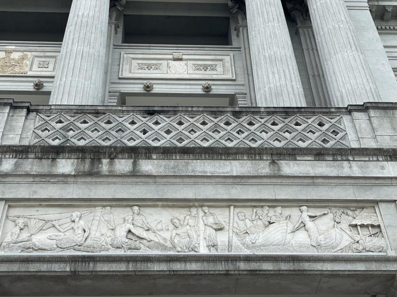 对照《海峡时报》广告上马来渔民的设计原图，可见亚历克的雕刻造诣。（林方伟摄）