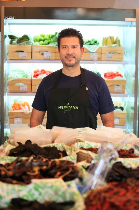 开设墨西哥餐馆和干粮杂货店的布兰科。(龙国雄摄)