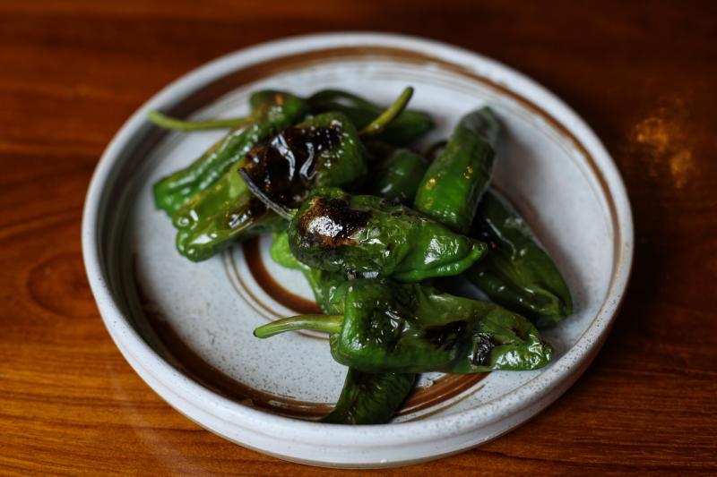 西班牙人简单烤制辣椒享用。(李健玮摄)