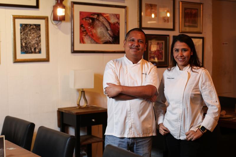 Ola Cocina Del Mar夫妻档厨师查维斯(左)和塔玛拉。(李健玮摄)