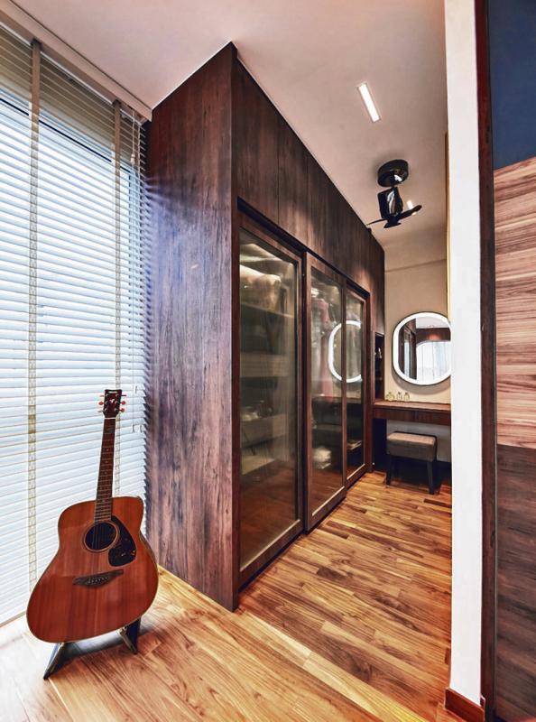 主卧木色有深有浅,搭配得宜。