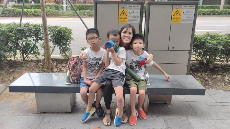 身为全职看护,蔡慧艳平日负责照顾家中三名特需小孩,包括侄儿蔡文浩(左一)和蔡文炜(右一),以及儿子符仁杰(左二)。(受访者提供)