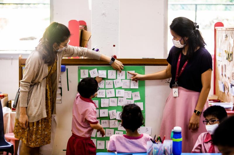 早期干预专家和幼儿教育工作者通过合作教学,在同一个教室里分享、学习和设计满足不同儿童学习需求的活动。(连氏基金)