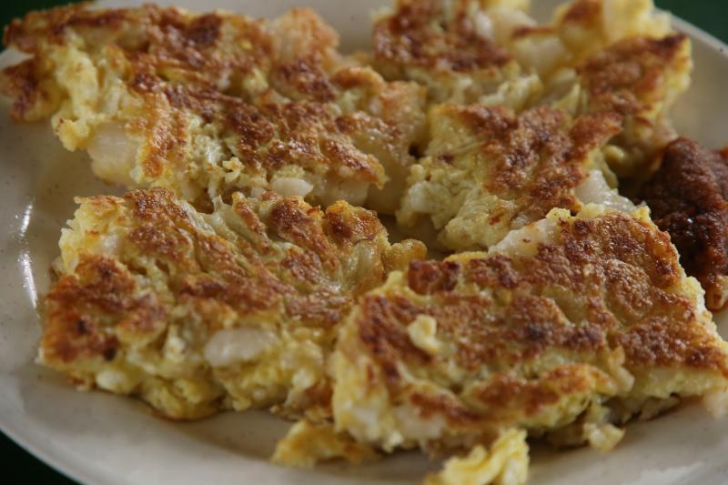 合众菜头粿的菜头粿呈方形块状,散发着诱人蛋香,口感外酥里嫩。