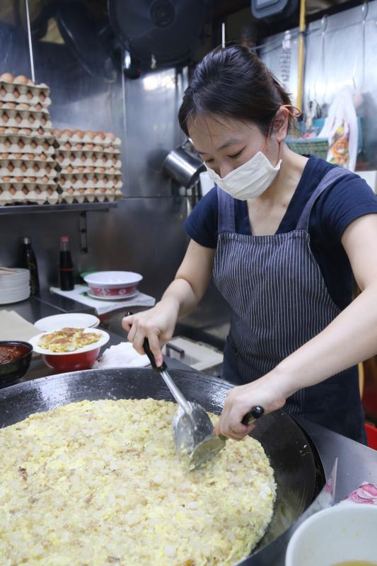张馨心认真、用心做好炒菜头粿的每个环节。