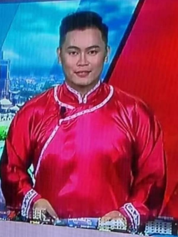 马国男主播穿桃红唐装被指为女装男穿,极不恰当。(互联网)