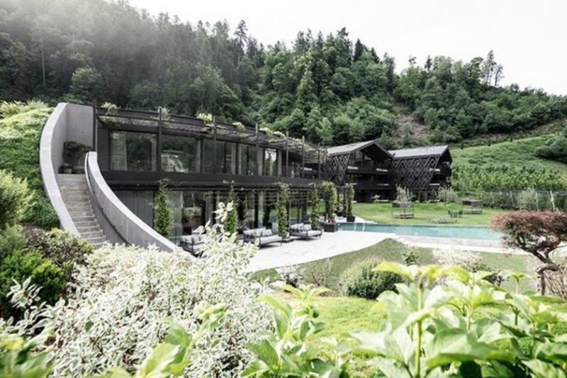 带农庄果园的Apfelhotel Torgglerhof酒店依山而建,环境清幽。(互联网)