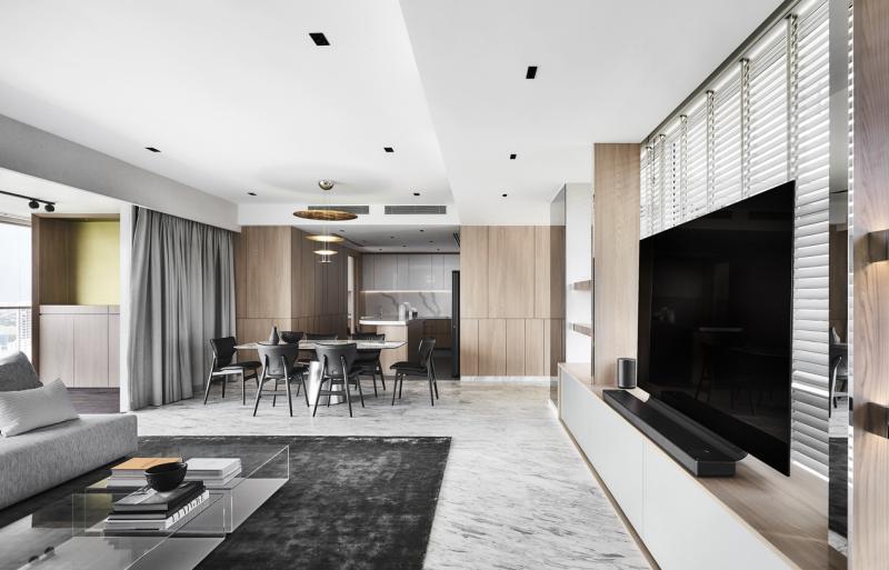 饭桌后的窗帘将阳台隔开,左边的金黄色落地橱柜便是用来安置神台的。