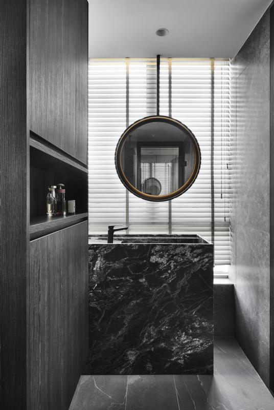 主卧室卫浴间盥洗台采用垂吊式镜子,让男主人边欣赏美景边刷牙。