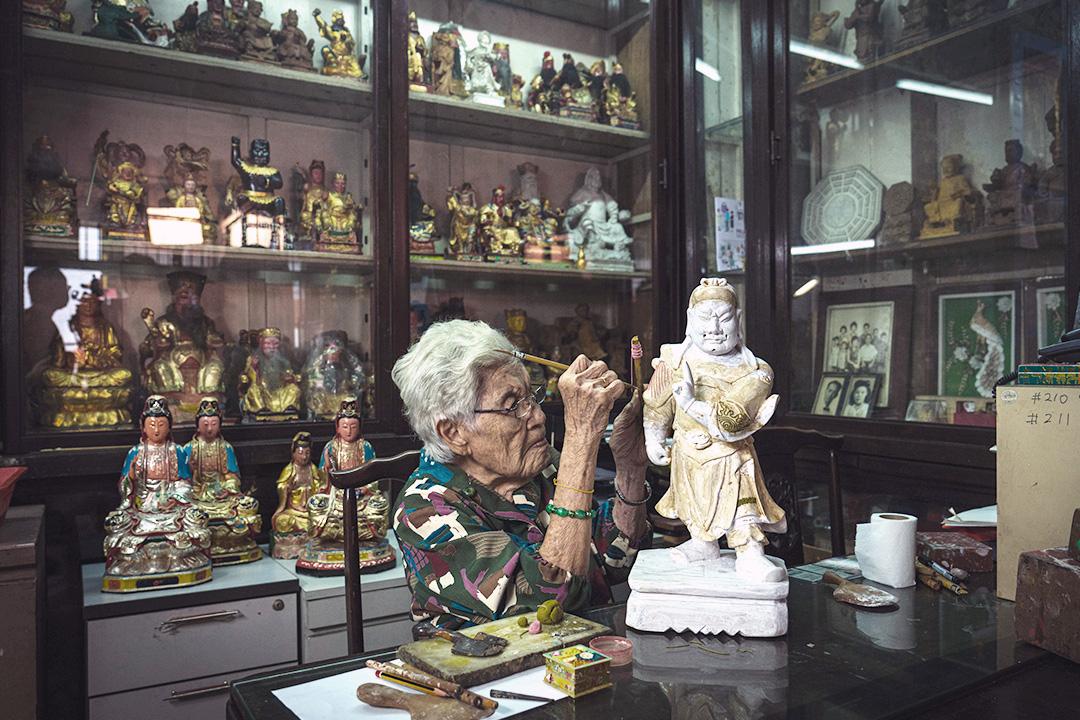 saytianhng-buddha-shop-artisan-tan-chwee-lian-at-work_Large.jpg