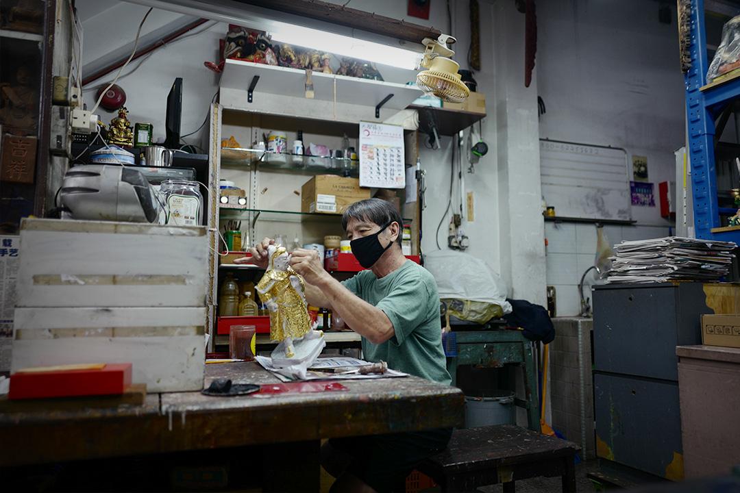 saytianhng-buddha-shop-ng-yeow-hua-at-work_Large.jpg