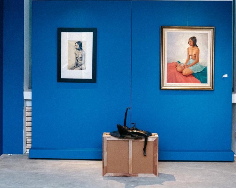 画家林友权的油画《青春》(右)和蔡名智的素描《无题》出于南艺同一场人体素描课的创作?