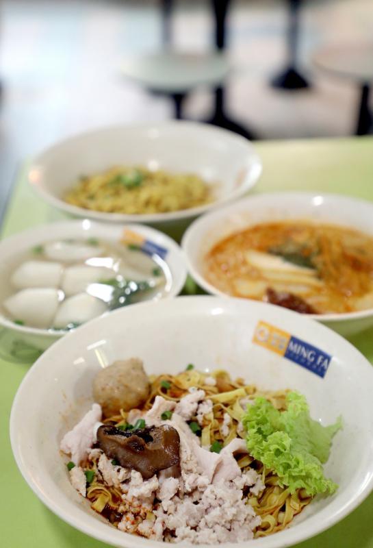 明发鱼圆的招牌鱼丸面、香菇肉脞面和叻沙。