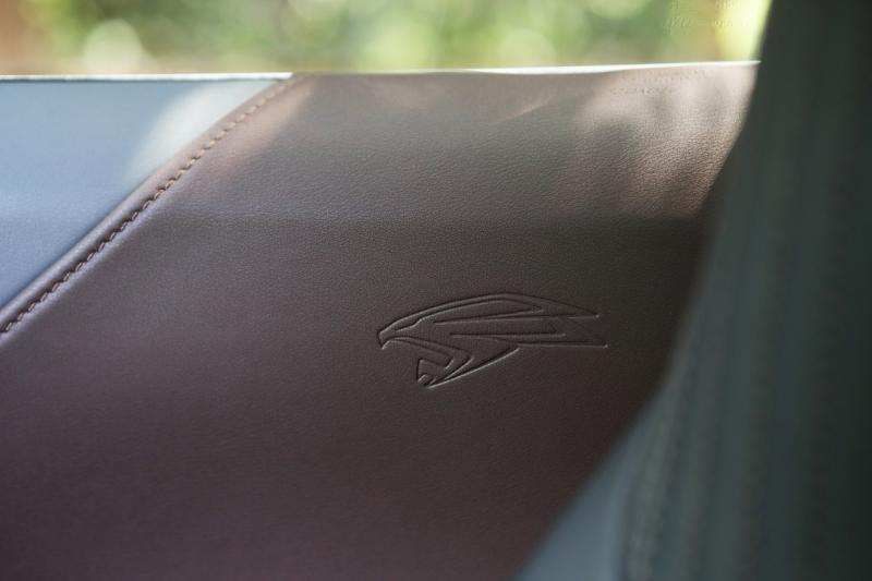 熟悉的飞鹰厂徽没有消失,而是由外移至车室。