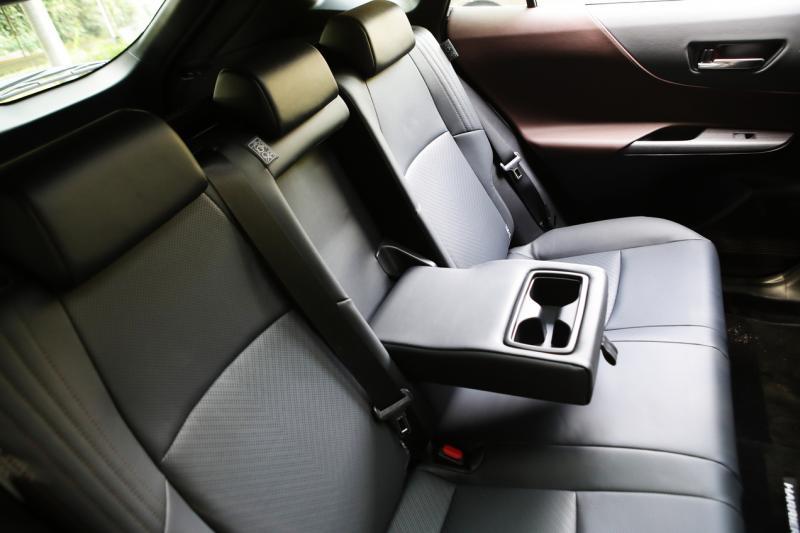 后座空间宽敞,皮革座椅非常舒适。