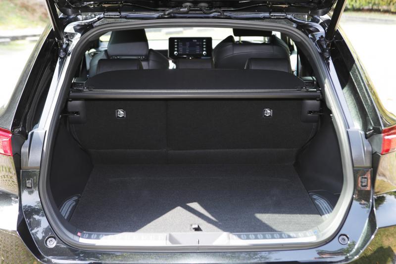 丰田Harrier的行李厢容量达396升,而且还有内层,增加置放空间。