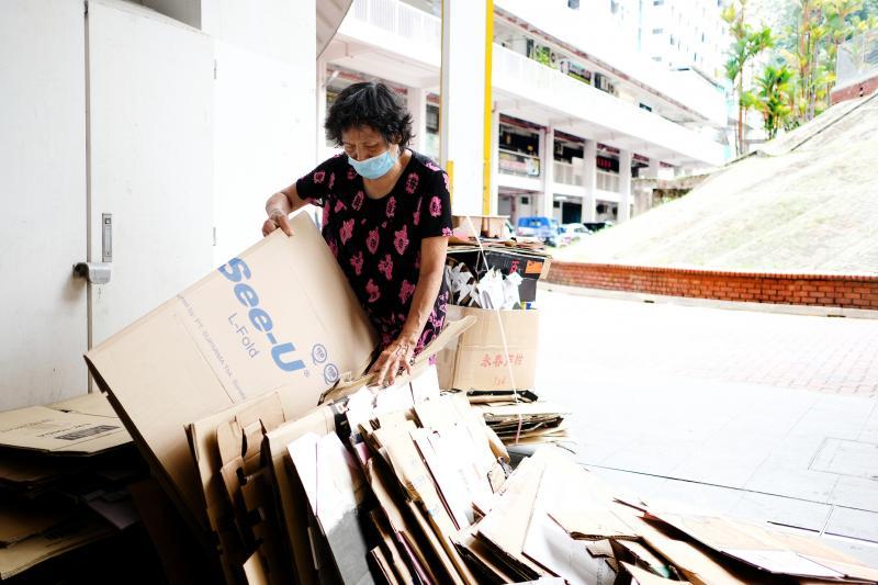 方金兰说,捡纸皮也是在帮忙环保分类,否则全都当垃圾丢掉了。(曾坤顺摄)