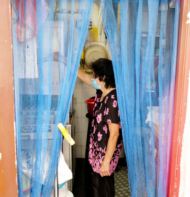 在小食店洗碗的方金兰,趁午休的两小时捡纸皮去卖。(曾坤顺摄)