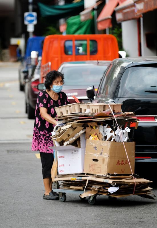 方金兰自认是“牛命”,有了多一份收入,手头也比较宽裕。(曾坤顺摄)