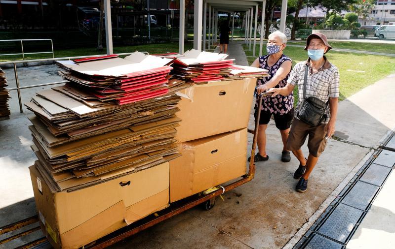 王振吉和谢桂兰夫妇在红山巴刹收集纸皮十多年,每天清晨四五点就开始一天的工作。(曾坤顺摄)