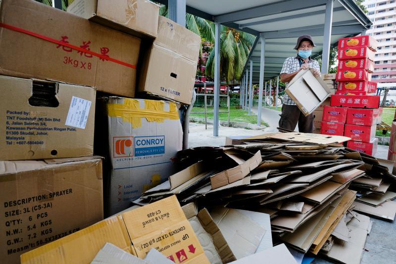 王振吉不认为捡纸皮是不光彩的工作,至少不必看人脸色,靠自己的劳力赚钱。(曾坤顺摄)